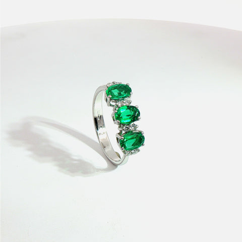 Anello in oro bianco con smeraldi Lab-Grown taglio ovale e diamanti Lab-Grown taglio brillante.