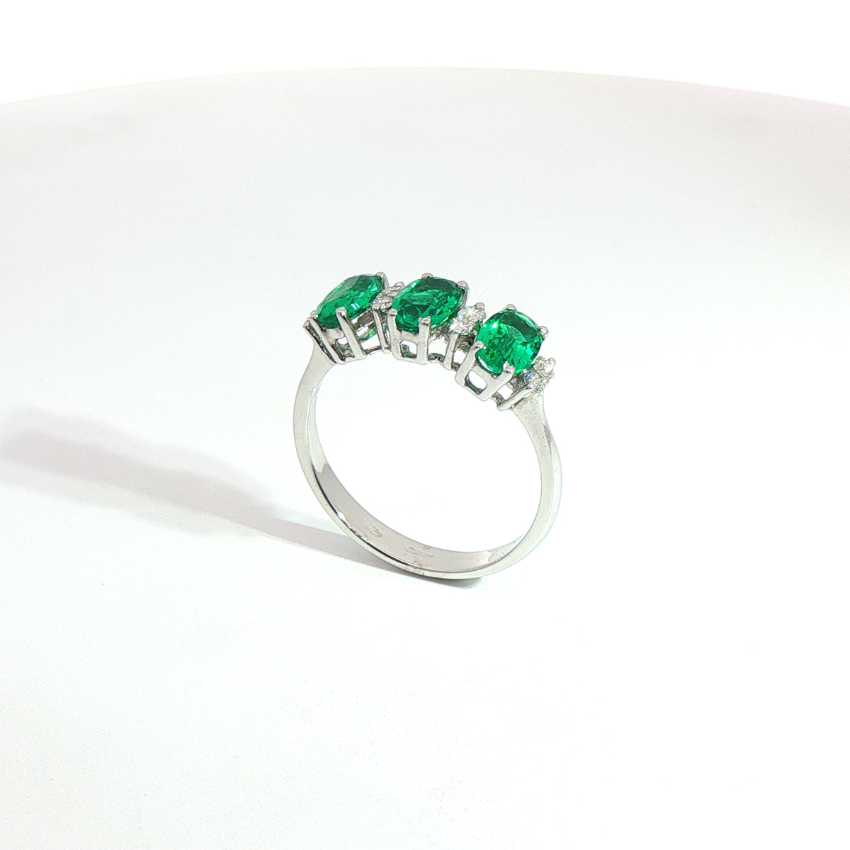 Anello in oro bianco con smeraldi Lab-Grown taglio ovale e diamanti Lab-Grown taglio brillante.
