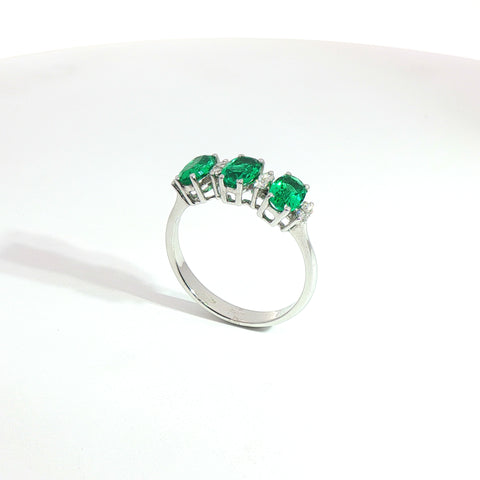 Anello in oro bianco con smeraldi Lab-Grown taglio ovale e diamanti Lab-Grown taglio brillante.