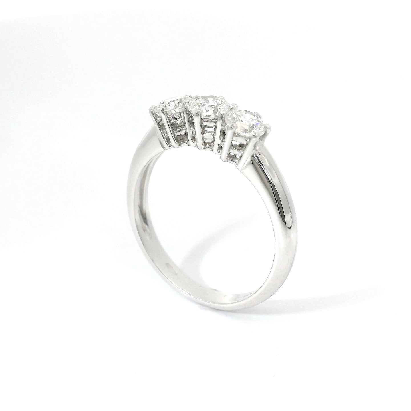 Trilogy in oro bianco con diamanti  lab-grown taglio brillante, 0,93 carati.