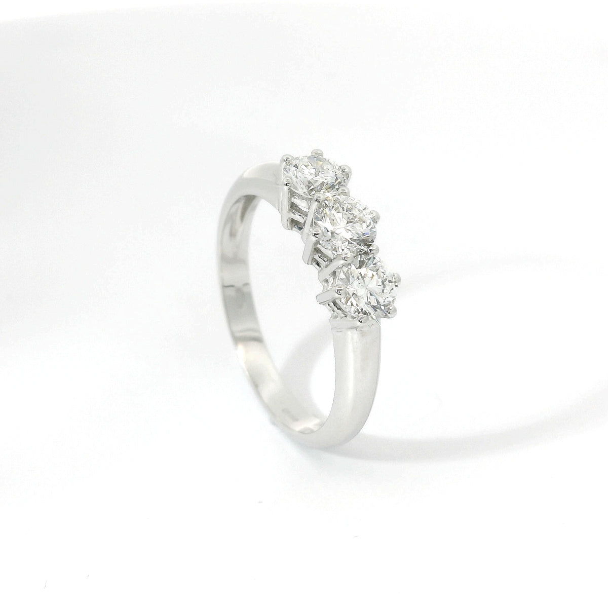White gold trilogy with brilliant-cut lab-grown diamonds, 0.98 carats.