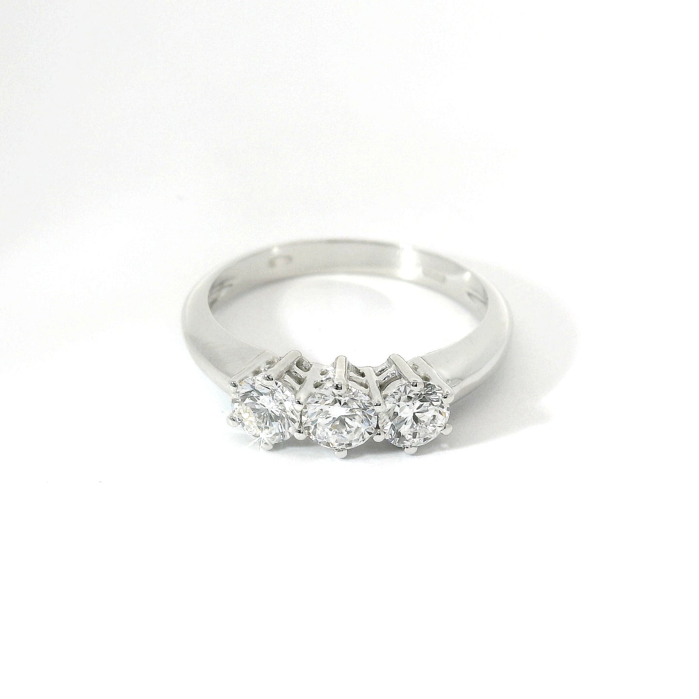 Trilogy in oro bianco con diamanti  lab-grown taglio brillante, 0,93 carati.