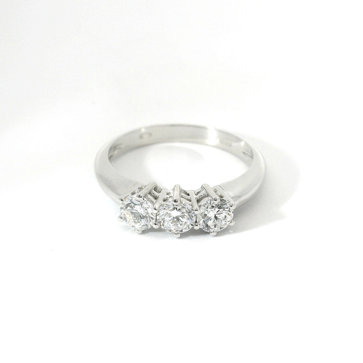 White gold trilogy with brilliant-cut lab-grown diamonds, 0.98 carats.