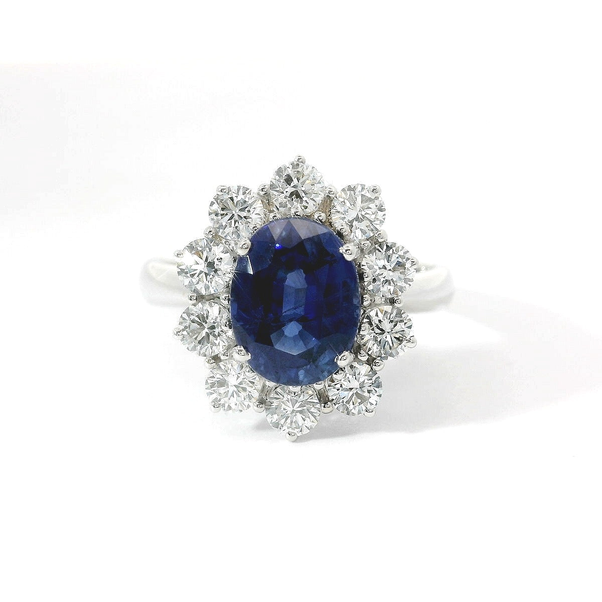 Anello in oro bianco con zaffiro Lab-grown e diamanti Lab-grown taglio brillante.