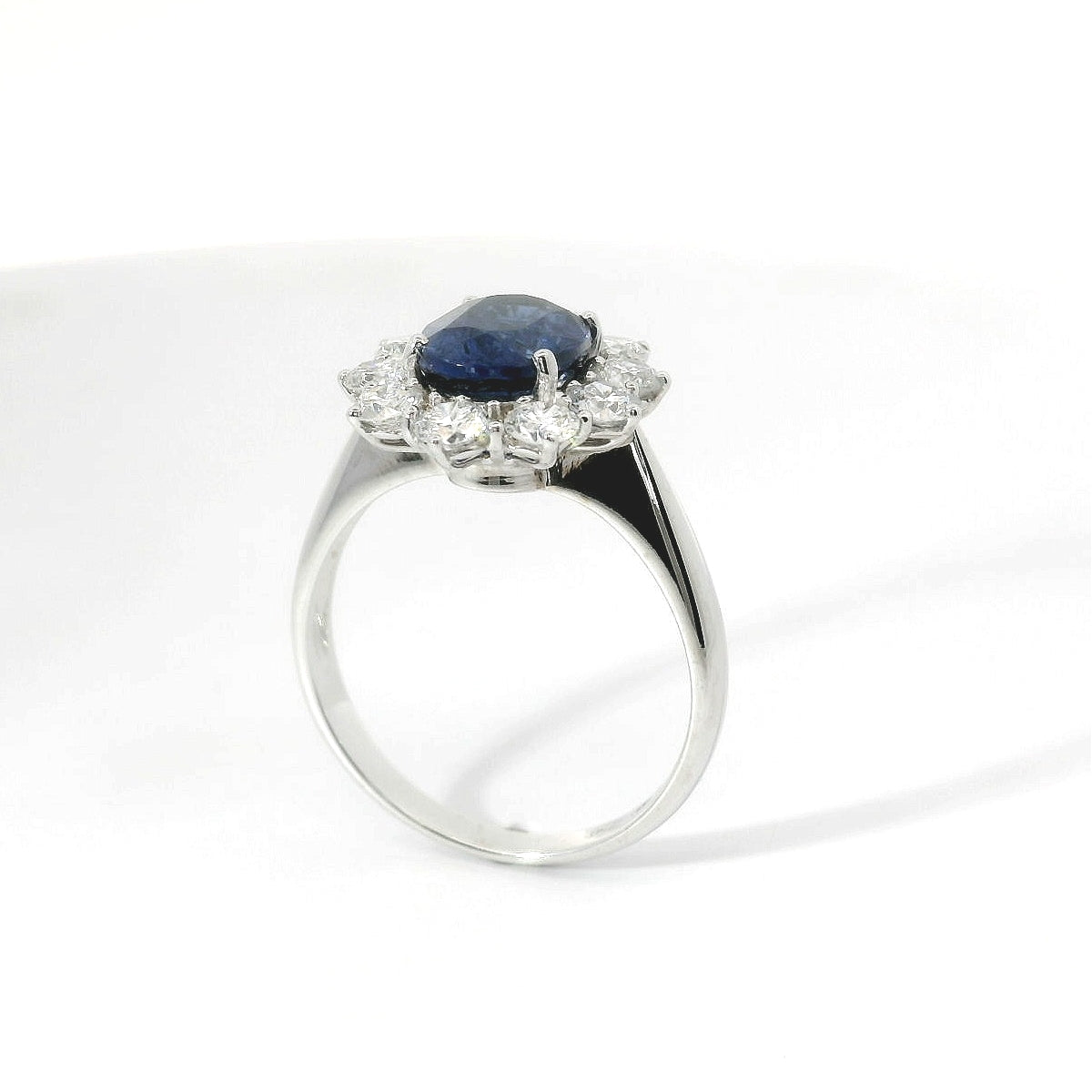 Anello in oro bianco con zaffiro Lab-grown e diamanti Lab-grown taglio brillante.