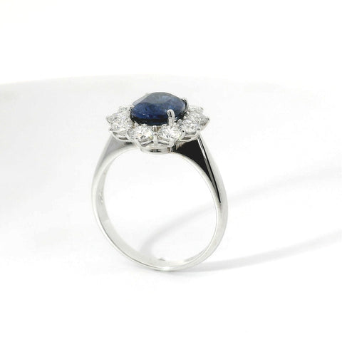 Anello in oro bianco con zaffiro Lab-grown e diamanti Lab-grown taglio brillante.