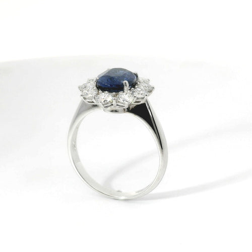 Anello in oro bianco con zaffiro Lab-grown e diamanti Lab-grown taglio brillante.