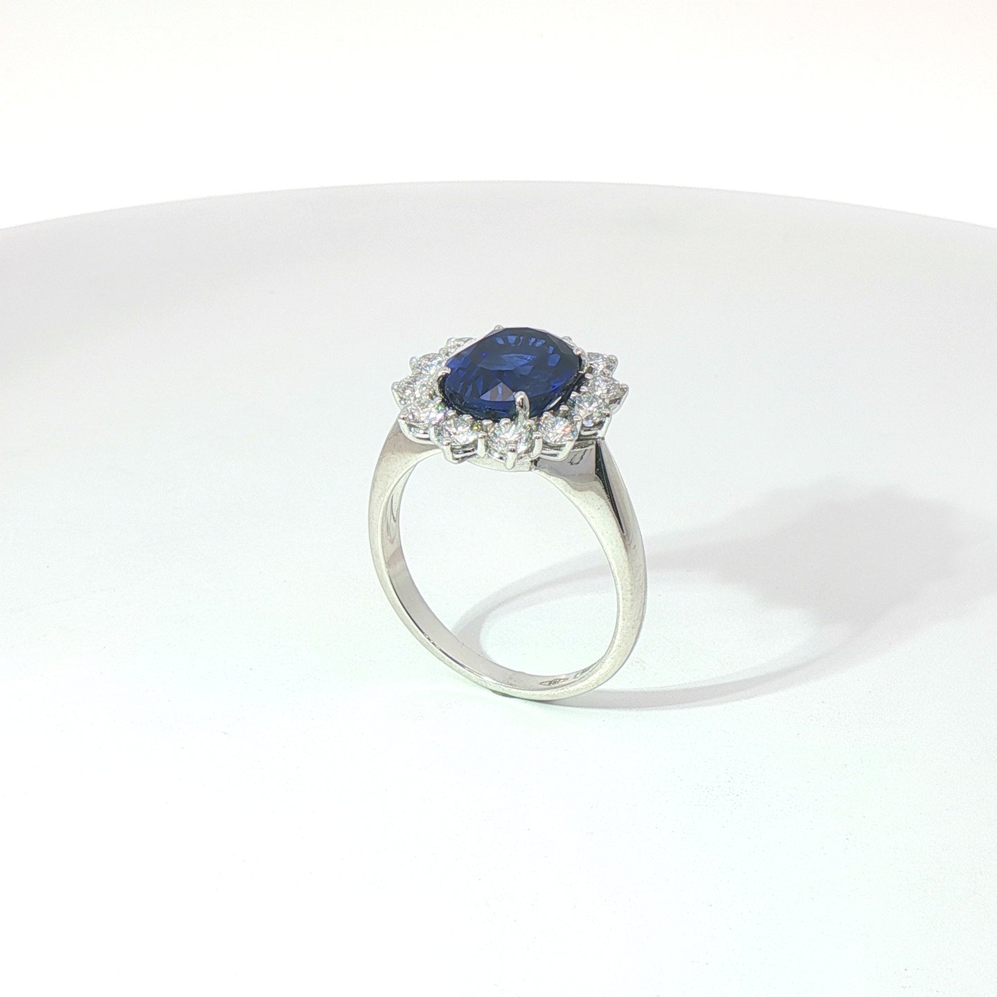 Anello in oro bianco con zaffiro Lab-Grown taglio ovale e diamnati Lab-Grown taglio brillante.