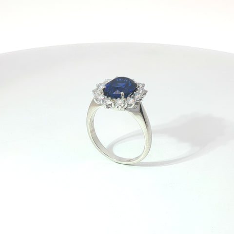 Anello in oro bianco con zaffiro Lab-Grown taglio ovale e diamnati Lab-Grown taglio brillante.