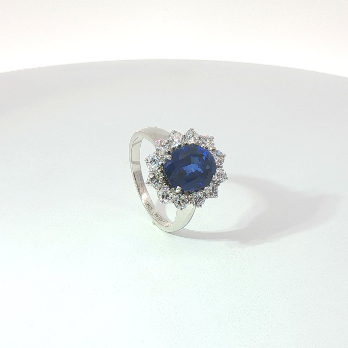 Anello in oro bianco con zaffiro Lab-Grown taglio ovale e diamnati Lab-Grown taglio brillante.