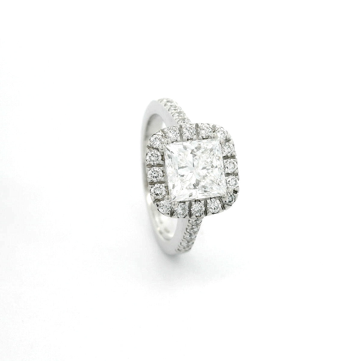 Anello dreams in oro bianco con diamanti lab-grown taglio princess e brillante, 2,52 carati.