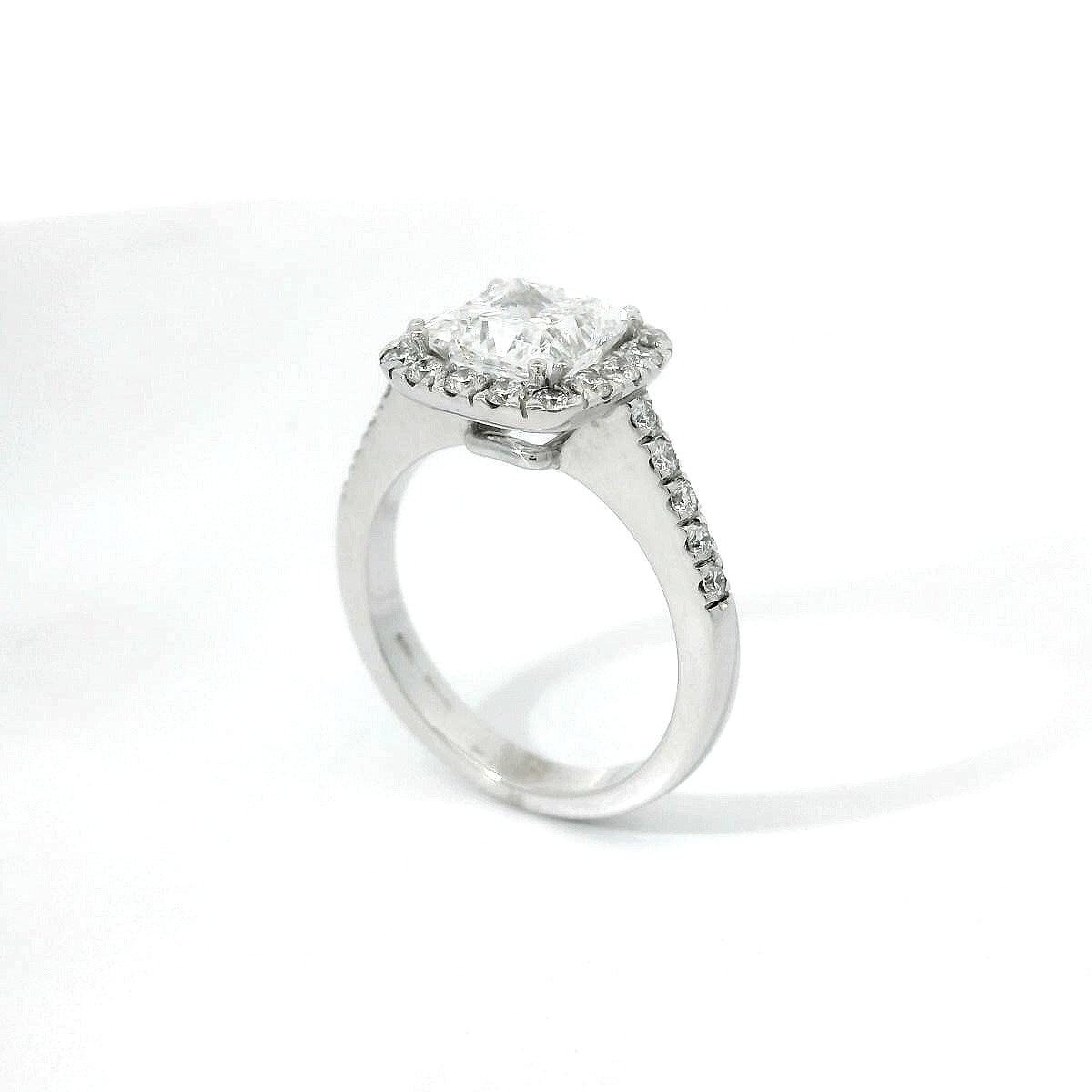 Anello dreams in oro bianco con diamanti lab-grown taglio princess e brillante, 2,52 carati.