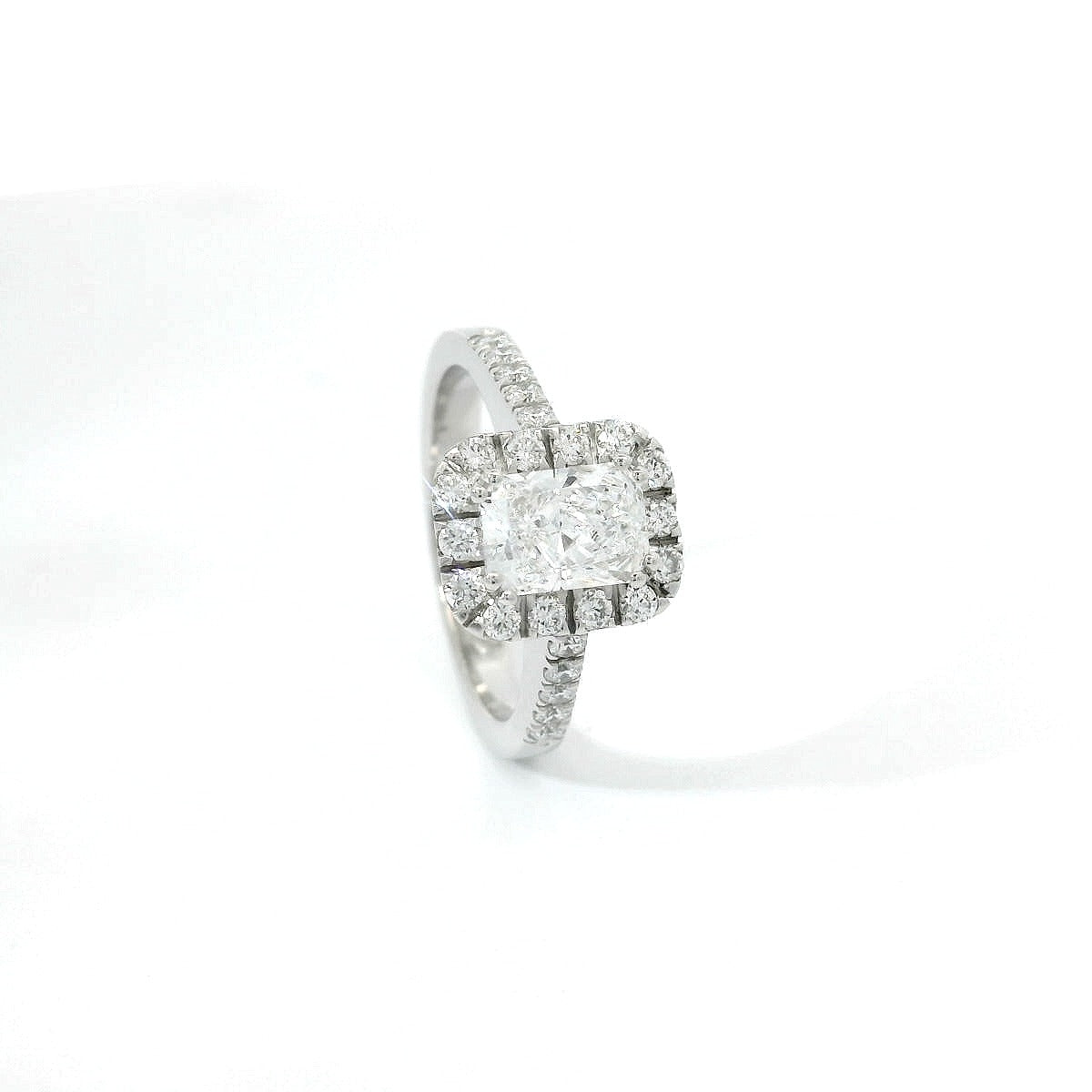 Anello Dreams in oro bianco e diamanti lab-grown taglio radiant e brillante, 1,48 carati.