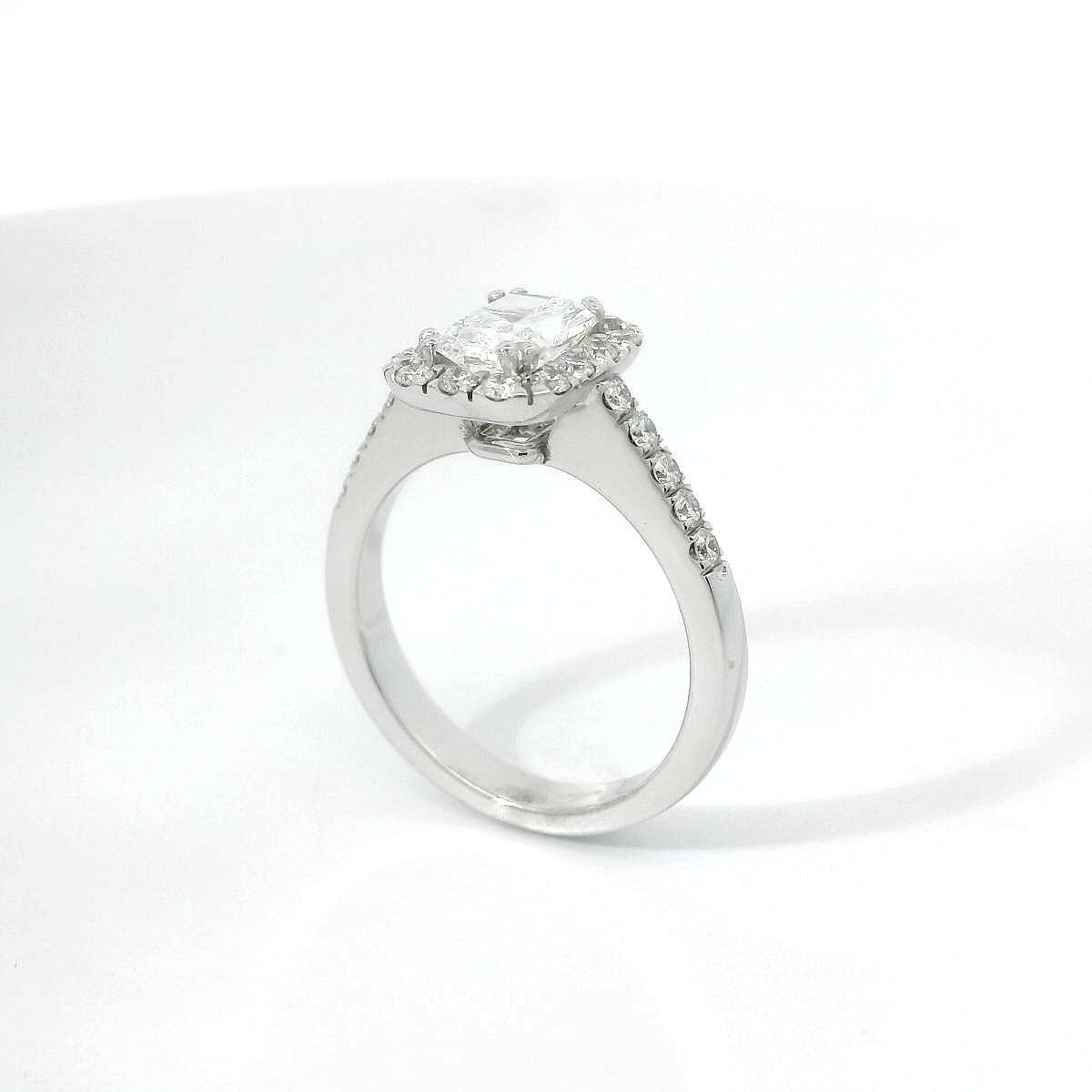 Anello Dreams in oro bianco e diamanti lab-grown taglio radiant e brillante, 1,48 carati.