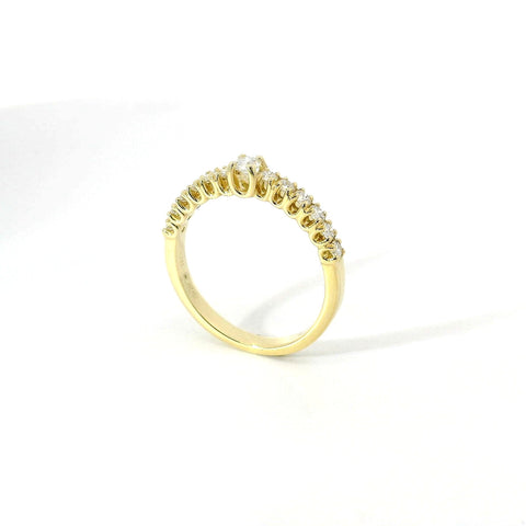 Fedina con diamante centrale in oro giallo con diamanti lab-grown taglio brillante, 0,44 carati.