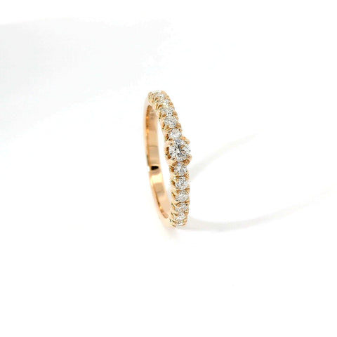 Fedina con diamante centrale in oro rosa con diamanti lab-grown taglio brillante, 0,44 carati.