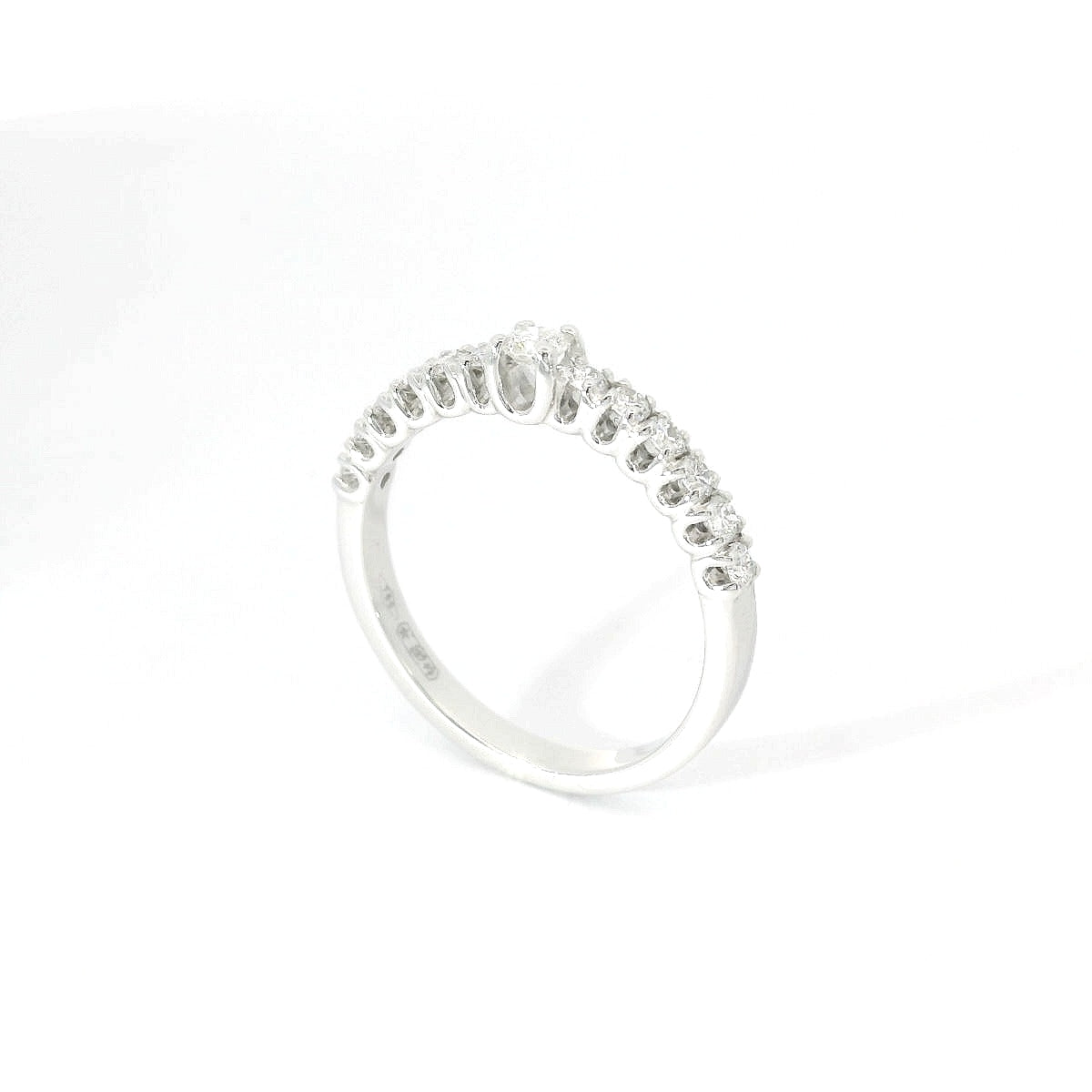 Fedina con diamante centrale in oro bianco con diamanti lab-grown taglio brillante, 0,44 carati.