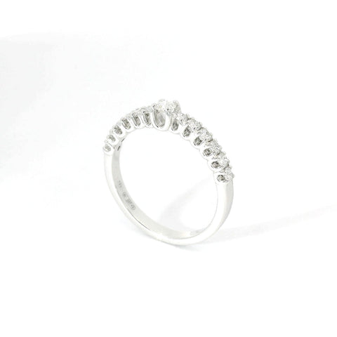 Fedina con diamante centrale in oro bianco con diamanti lab-grown taglio brillante, 0,44 carati.