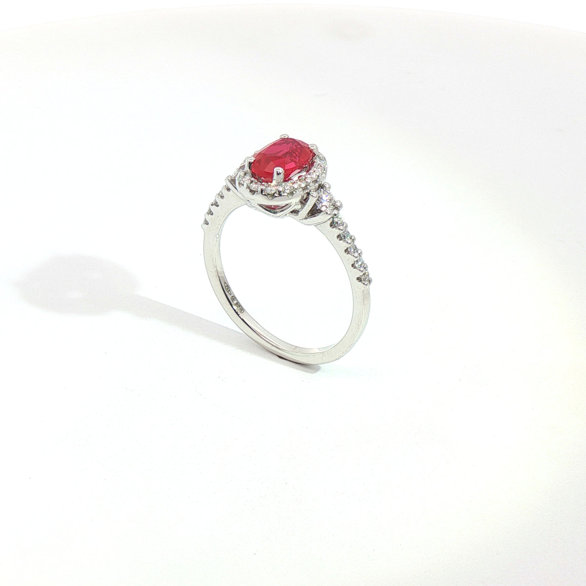 Anello in oro bianco con rubino Lab-Grown taglio ovale e diamanti Lab-Grown taglio brillante.
