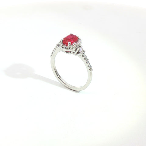 Anello in oro bianco con rubino Lab-Grown taglio ovale e diamanti Lab-Grown taglio brillante.