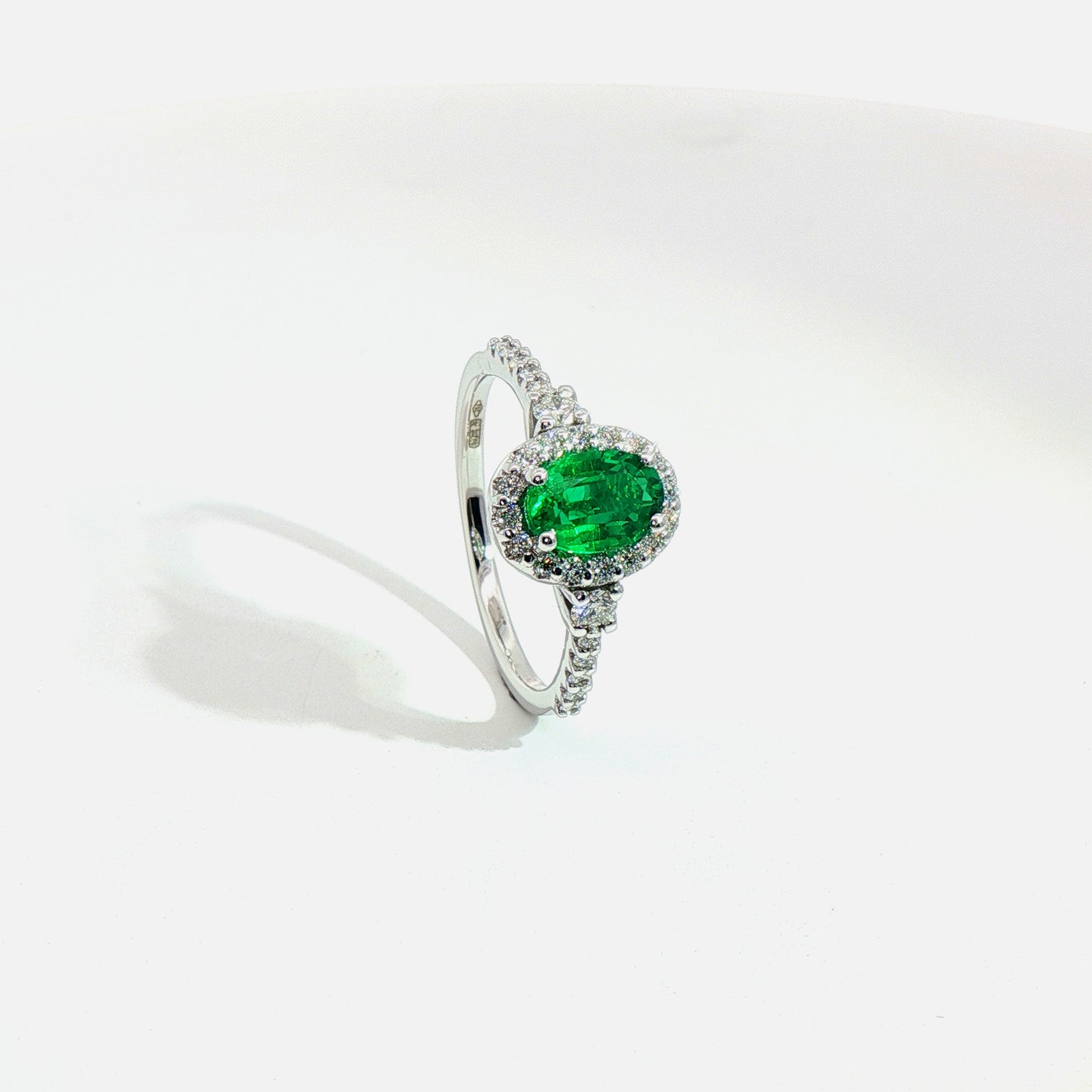 Anello in oro bianco con smeraldo Lab-Grown taglio ovale  e diamanti Lab-Grown taglio brillante
