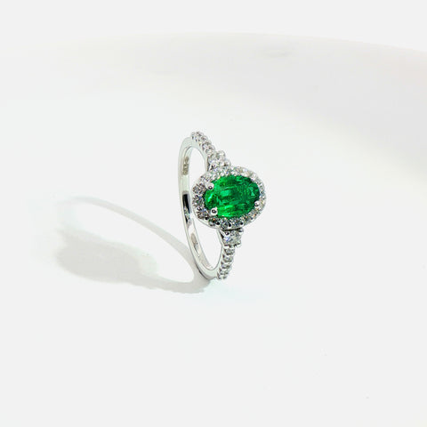 Anello in oro bianco con smeraldo Lab-Grown taglio ovale  e diamanti Lab-Grown taglio brillante