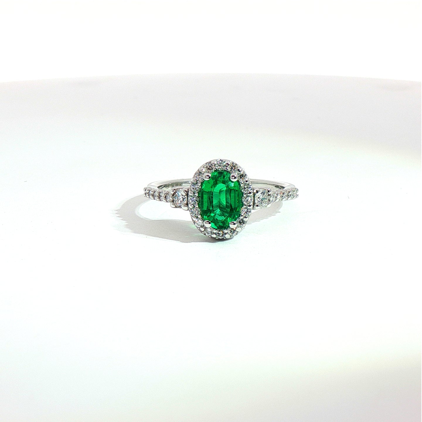Anello in oro bianco con smeraldo Lab-Grown taglio ovale  e diamanti Lab-Grown taglio brillante