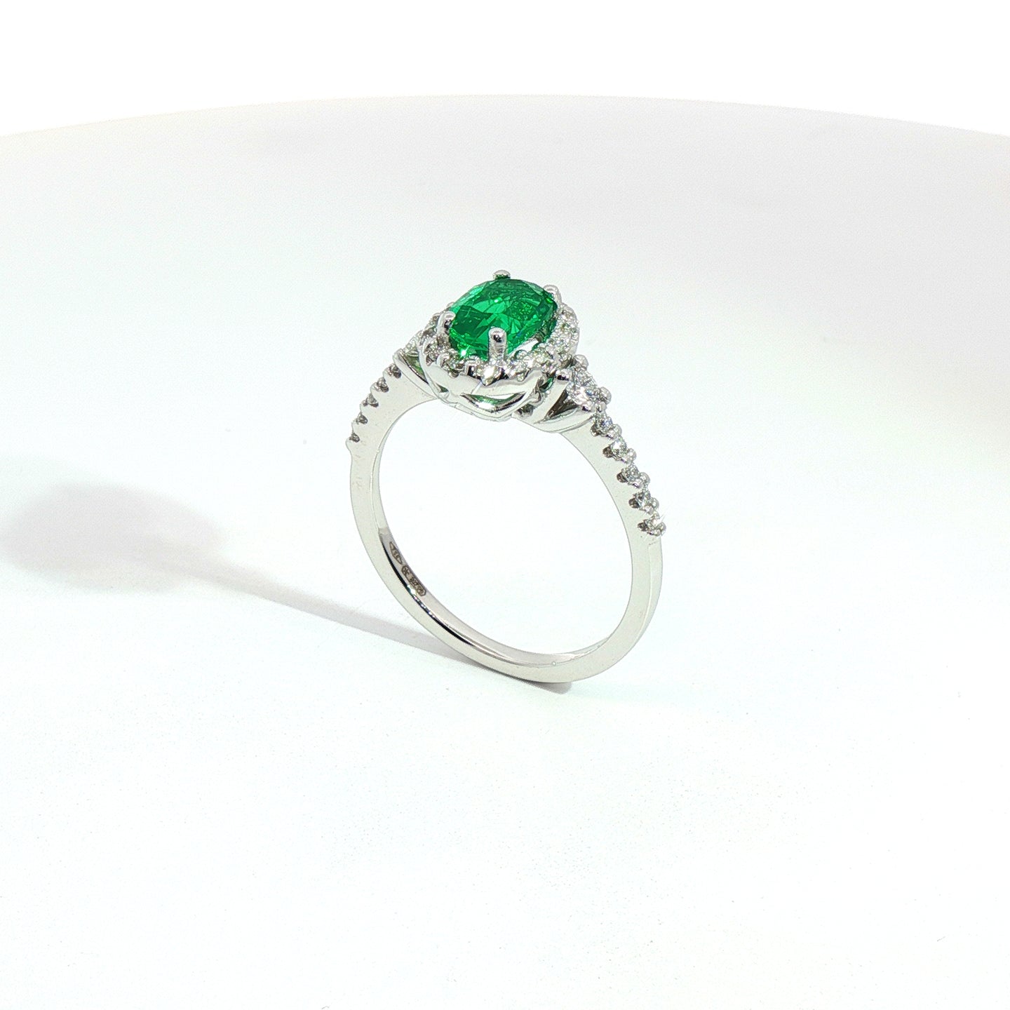 Anello in oro bianco con smeraldo Lab-Grown taglio ovale  e diamanti Lab-Grown taglio brillante