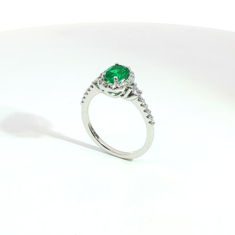 Anello in oro bianco con smeraldo Lab-Grown taglio ovale  e diamanti Lab-Grown taglio brillante