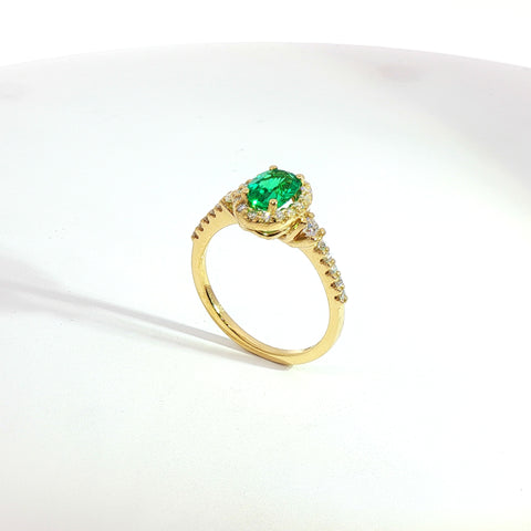 Anello in oro giallo con smeraldo Lab-Grown taglio ovale e diamanti Lab-Grown taglio ovale.
