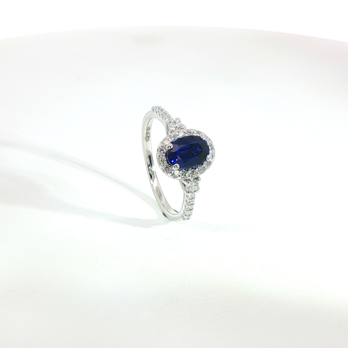 Anello in oro bianco con zaffiro Lab-Grown taglio ovale e diamanti Lab-Grown taglio brillante.