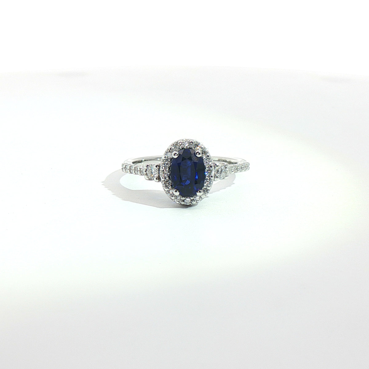 Anello in oro bianco con zaffiro Lab-Grown taglio ovale e diamanti Lab-Grown taglio brillante.