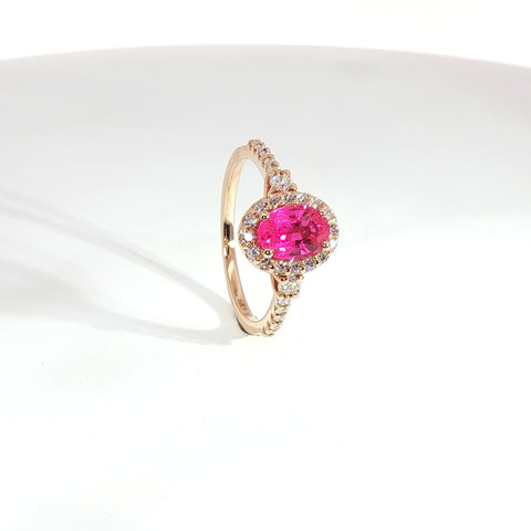 Anello in oro rosa con zaffiro rosa Lab-Grown taglio ovale e diamanti Lab-Grown taglio brillante.