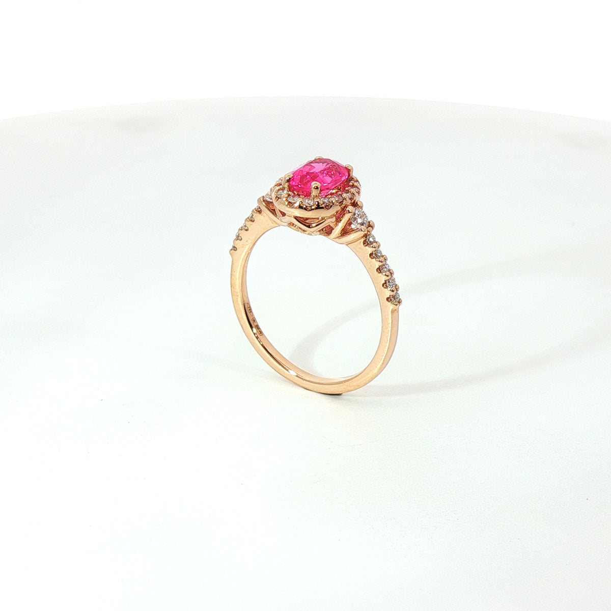 Anello in oro rosa con zaffiro rosa Lab-Grown taglio ovale e diamanti Lab-Grown taglio brillante.