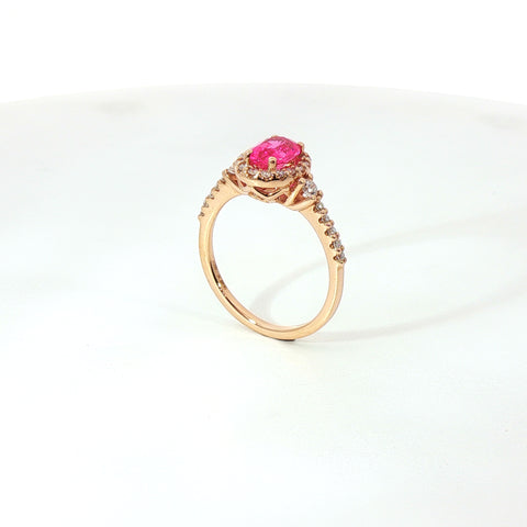 Anello in oro rosa con zaffiro rosa Lab-Grown taglio ovale e diamanti Lab-Grown taglio brillante.