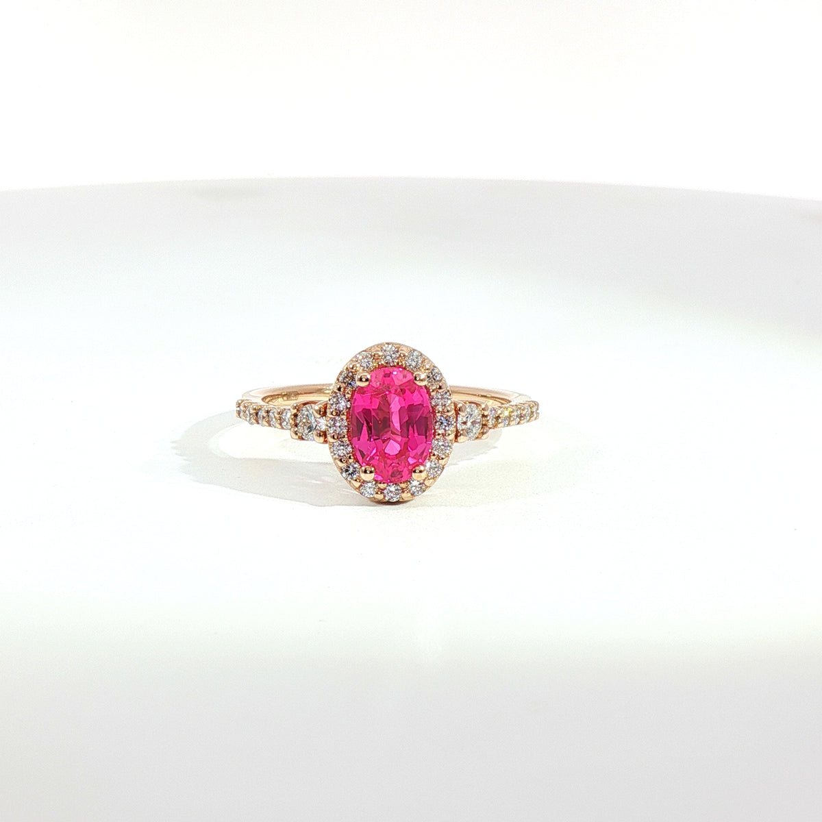 Anello in oro rosa con zaffiro rosa Lab-Grown taglio ovale e diamanti Lab-Grown taglio brillante.