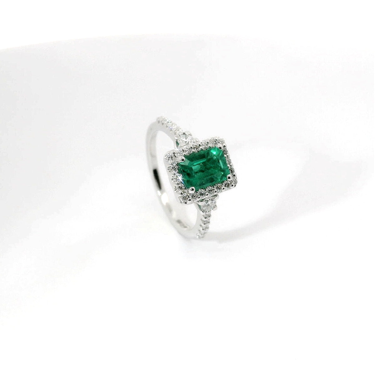 Anello in oro bianco con smeraldo Lab-Grown e diamanti Lab-grown taglio Brillante.