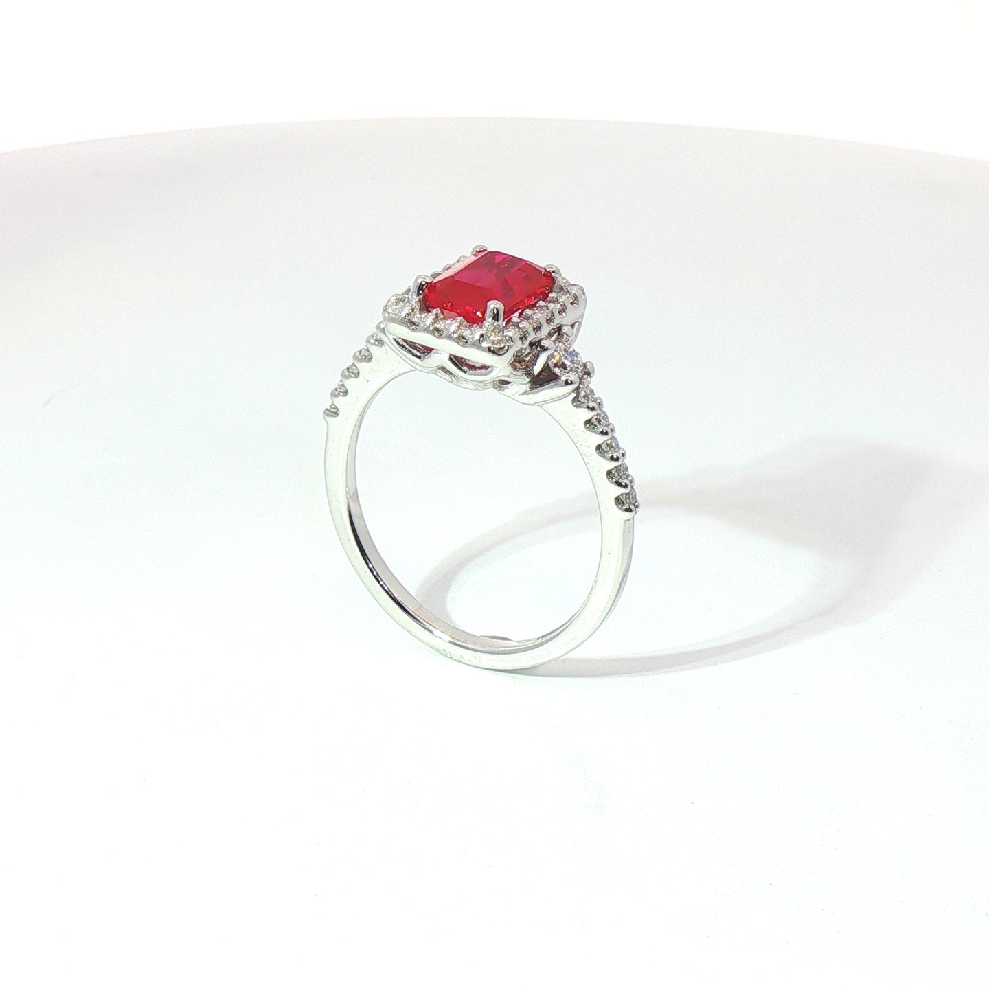 Anello in oro bianco con rubino Lab-Grown e diamanti Lab-Grown taglio brillante.