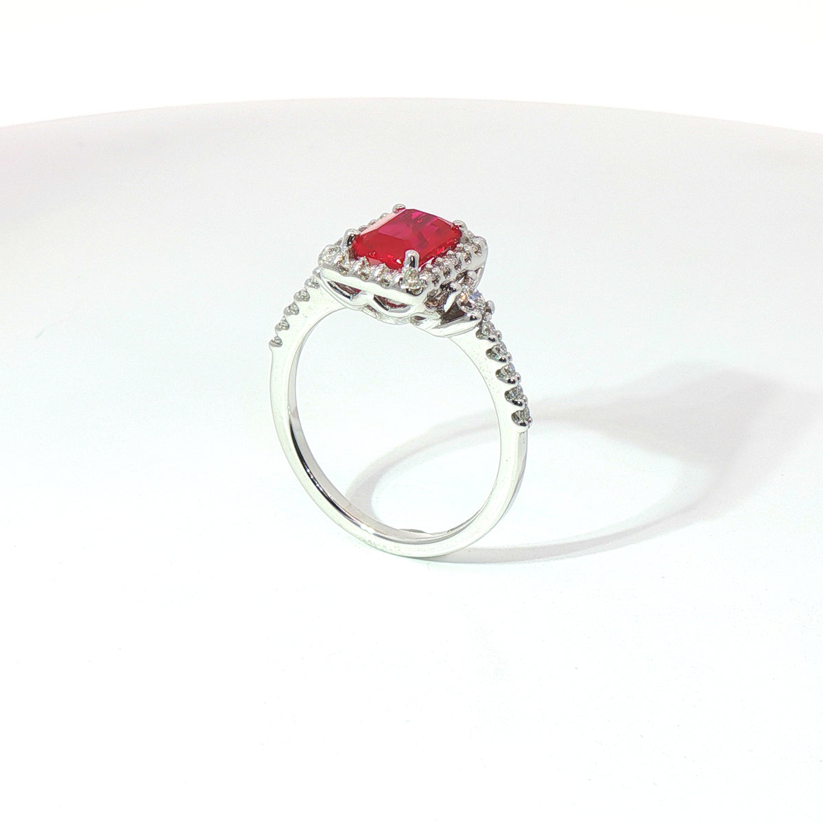 Anello in oro bianco con rubino Lab-Grown e diamanti Lab-Grown taglio brillante.