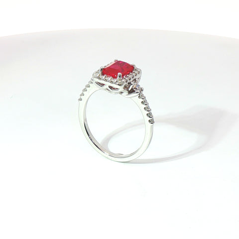 Anello in oro bianco con rubino Lab-Grown e diamanti Lab-Grown taglio brillante.