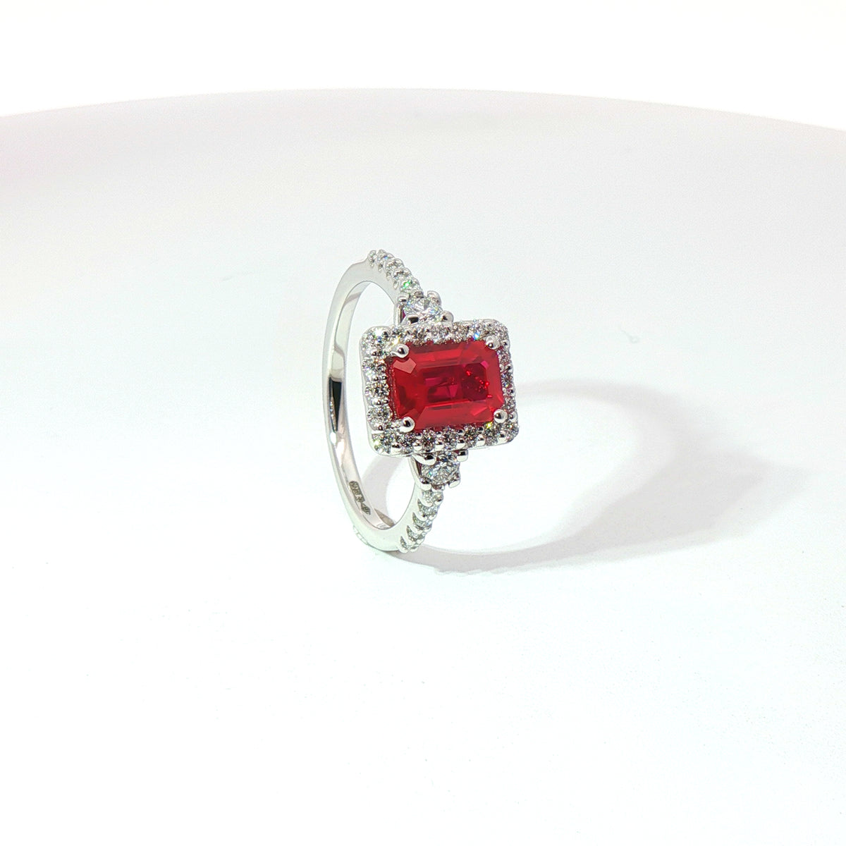 Anello in oro bianco con rubino Lab-Grown e diamanti Lab-Grown taglio brillante.