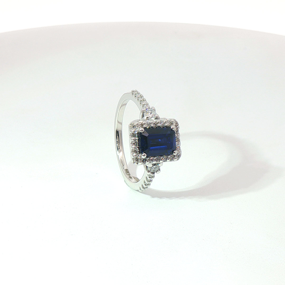Anello in oro bianco con zaffiro Lab-Grown taglio smeraldo e diamanti Lab-Grown taglio brillante.