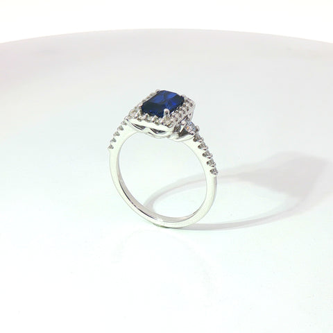 Anello in oro bianco con zaffiro Lab-Grown taglio smeraldo e diamanti Lab-Grown taglio brillante.