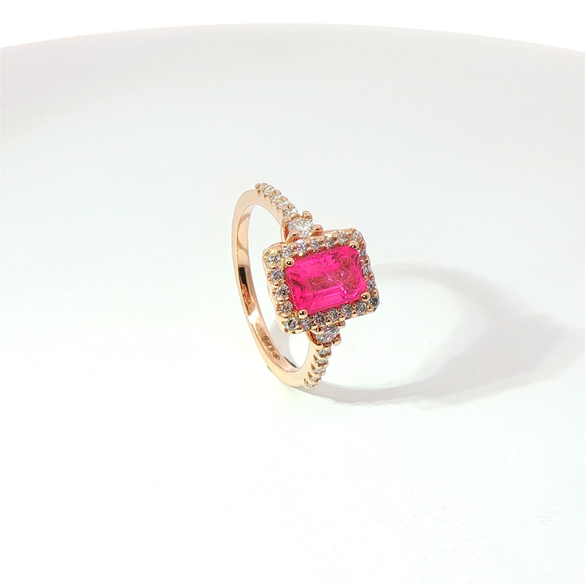 Anello in oro rosa con zaffiro rosa Lab-Grown taglio smeraldo e diamanti Lab-Grown taglio brillante.