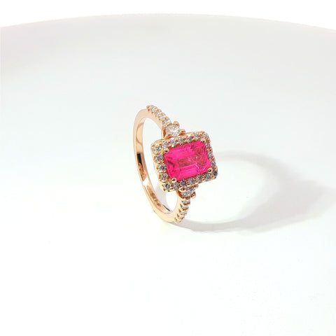 Anello in oro rosa con zaffiro rosa Lab-Grown taglio smeraldo e diamanti Lab-Grown taglio brillante.
