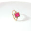 Anello in oro rosa con zaffiro rosa Lab-Grown taglio smeraldo e diamanti Lab-Grown taglio brillante.