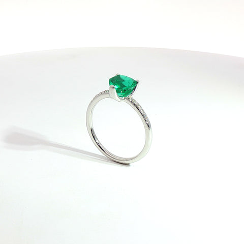 Solitario in oro bianco con smeraldo Lab-Grown taglio cuore e diamanti lab-grown taglio brillante.