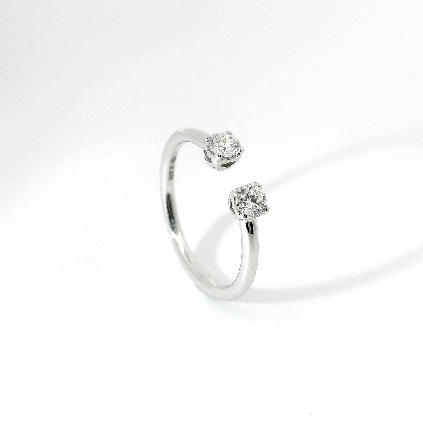 Bilogy aperto in oro bianco con diamanti lab-grown taglio brillante, 0,30 carati.