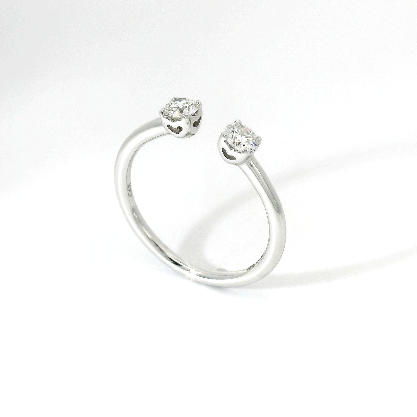 Bilogy aperto in oro bianco con diamanti lab-grown taglio brillante, 0,30 carati.