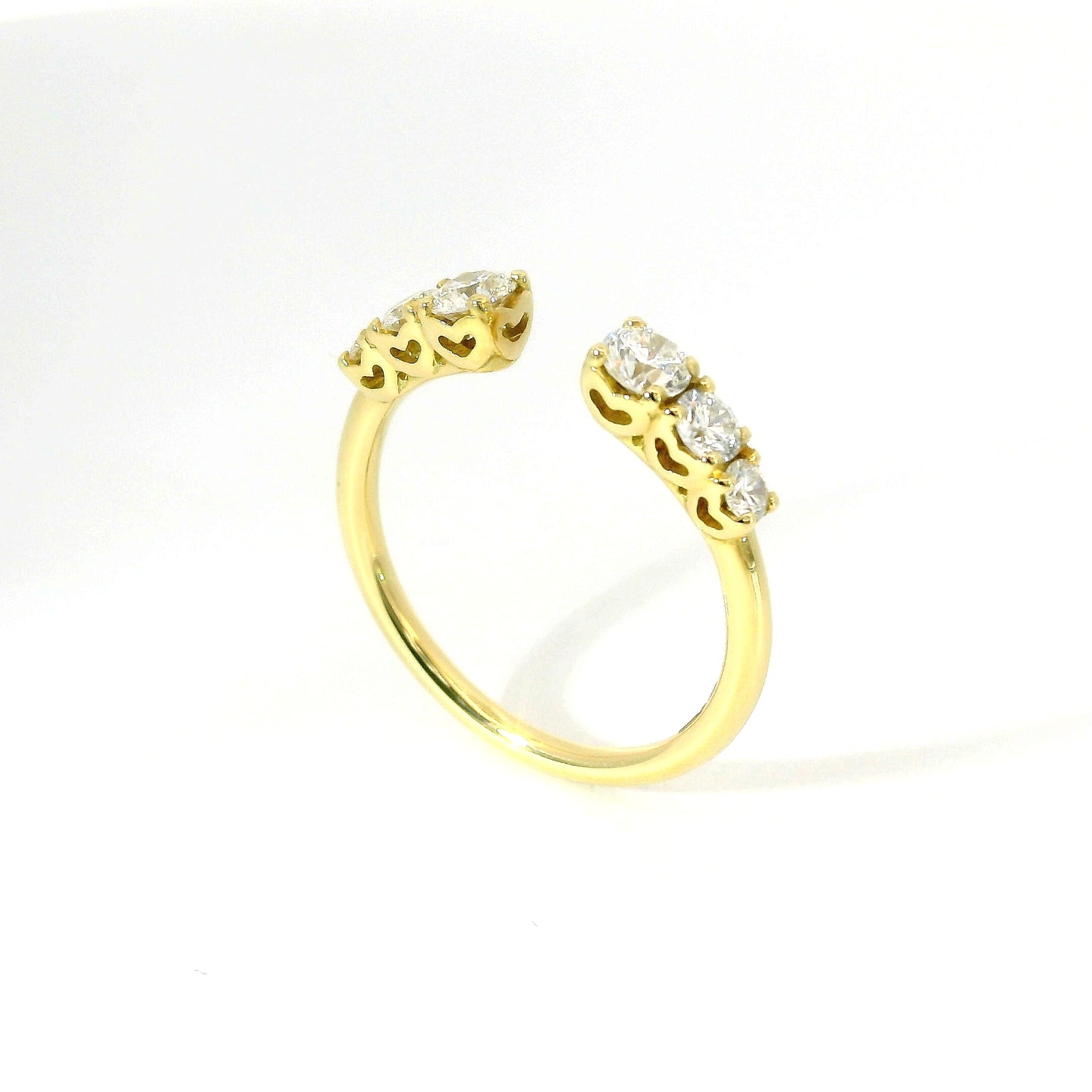 Fedina aperta a gradazione in oro giallo con diamanti lab-grown taglio brillante, 0,60 carati.